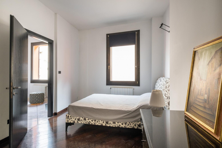 Room 2, Torre Dell Orologio Apartment by Wonderful Italy, Bologna