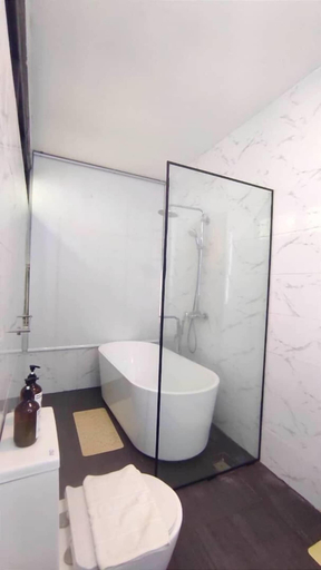 Bathroom 18
