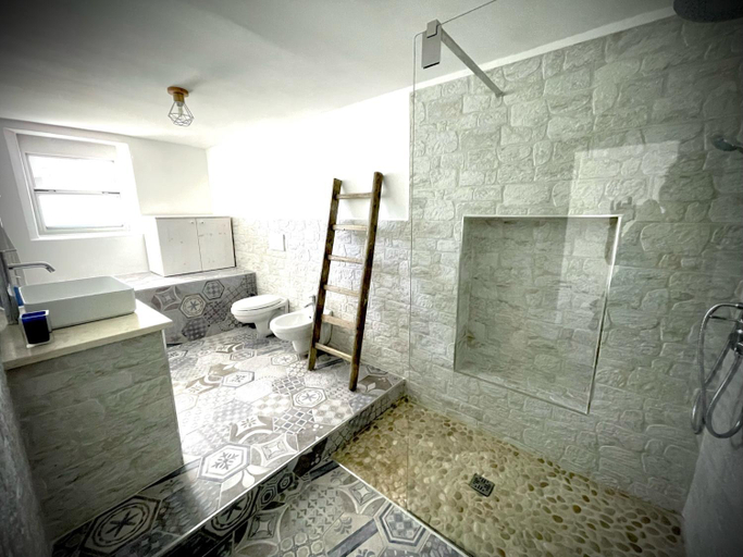 Bathroom 4, L’abete bianco, Taranto