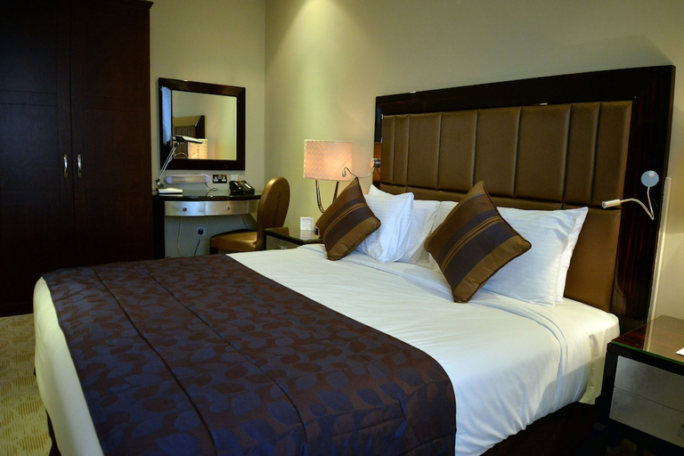 Bedroom 2, Strato Hotel By Warwick, Doha