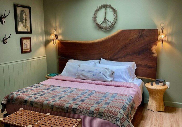 Bedroom 2, Outpost Inn, Macon