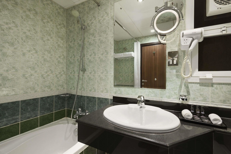 Bathroom 3, Howard Johnson by Wyndham Abu Dhabi, Abu Dhabi City