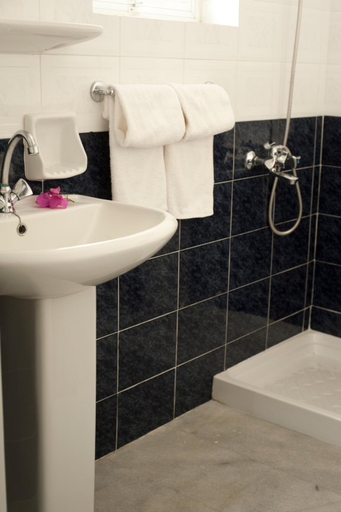Bathroom 4, Matzi Apartments, Crete