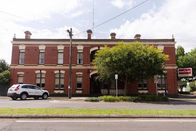 Thommos Pub, Corangamite - South