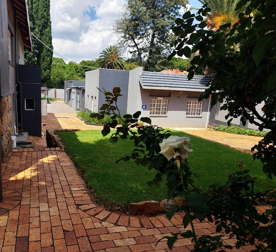 Others 4, Suite in Houghton, City of Johannesburg