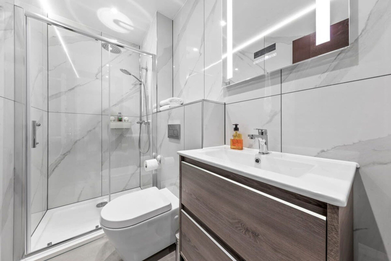 Bathroom 3, Luxury Flat Near Leicester Square Central London, London