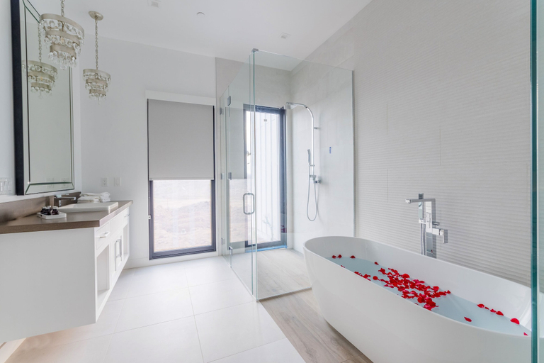 Bathroom 4, The New Inn, Riverside