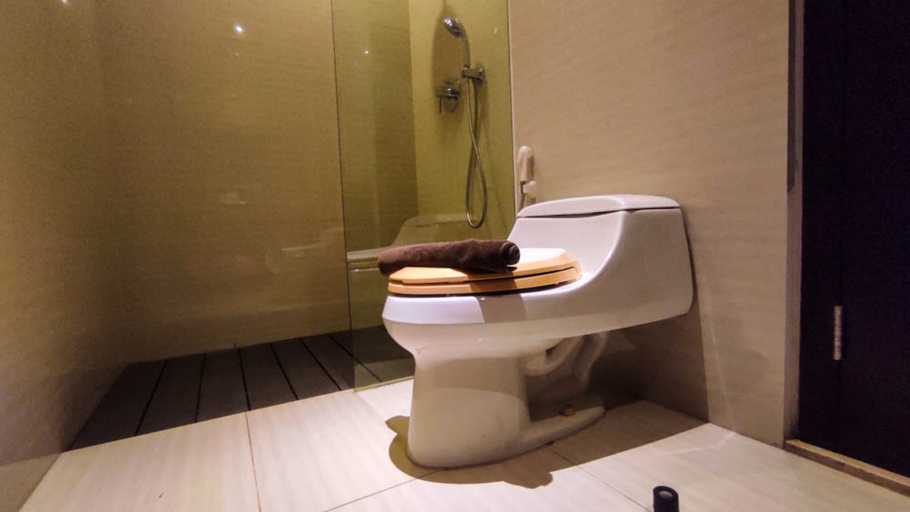 Bedroom 2, Apartment 3BR with River View in City Center at Sumatra36 Surabaya By Travelio, Surabaya