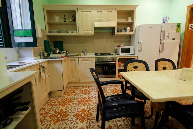 Food & Drinks, Corner Hostel