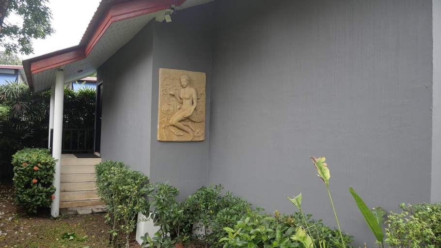 Exterior 3