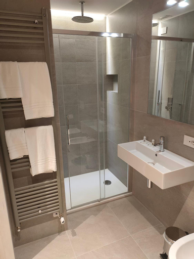 Bathroom 10