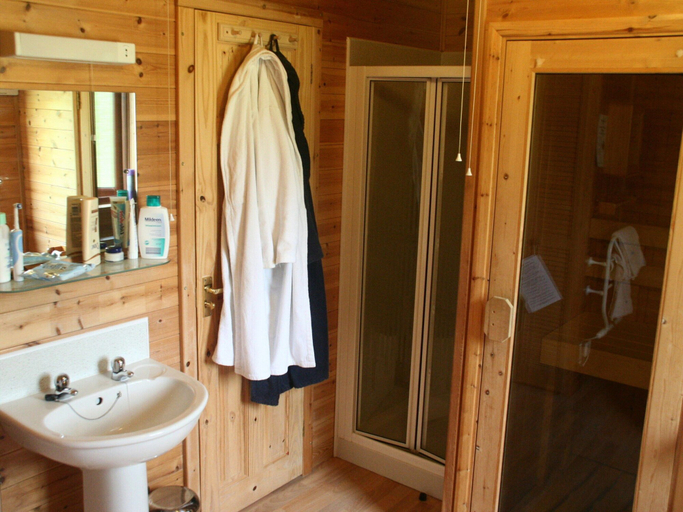 Bathroom 3, Cottage in Brookland with Private Sauna, Kent
