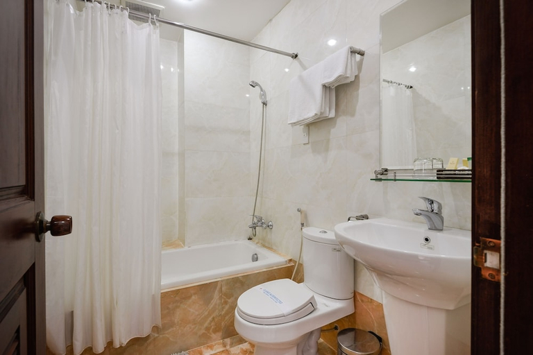 Bathroom 3, Lucky Star Hotel Nguyen Trai, District 1