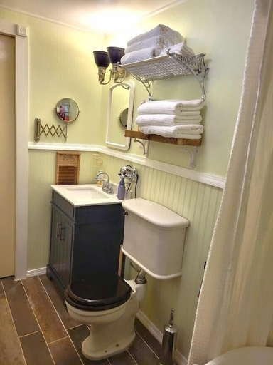 Bathroom 3, Siltcoos Station Retreats, Lane