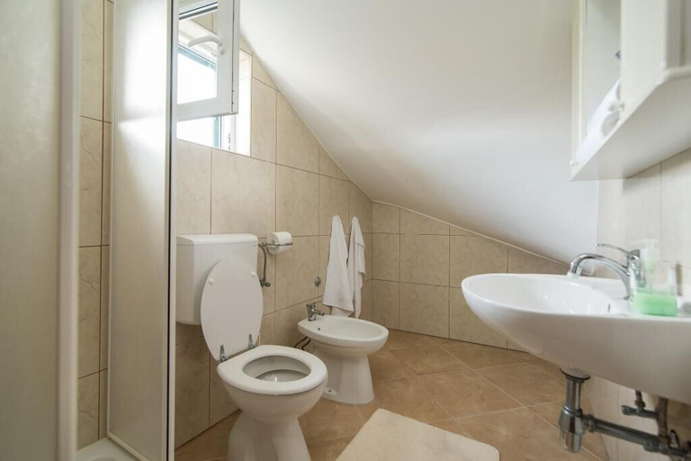 Bathroom 3, Apartment Marcela, Sutivan