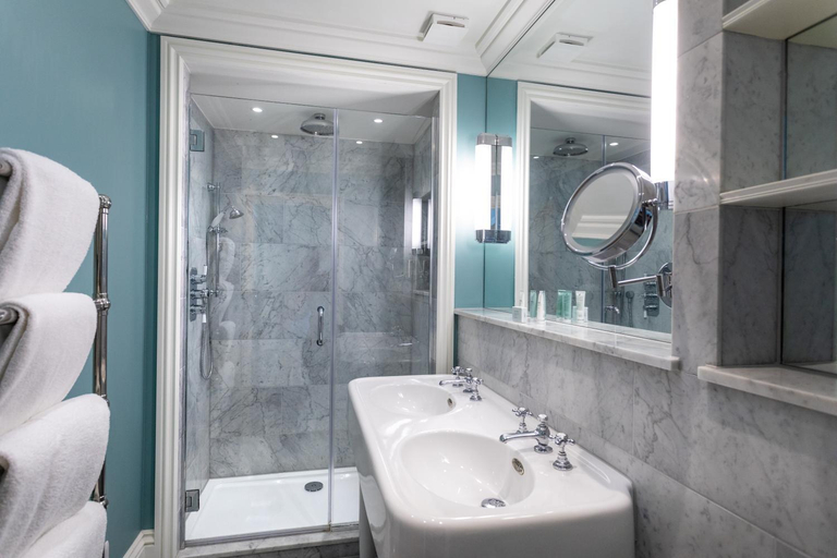 Bathroom 2, Roslin Beach Hotel, Southend-on-Sea