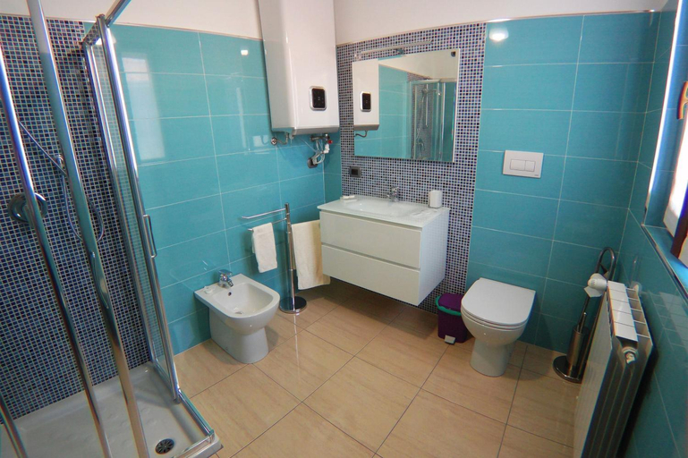 Bathroom 4, La Tarantola, Milano