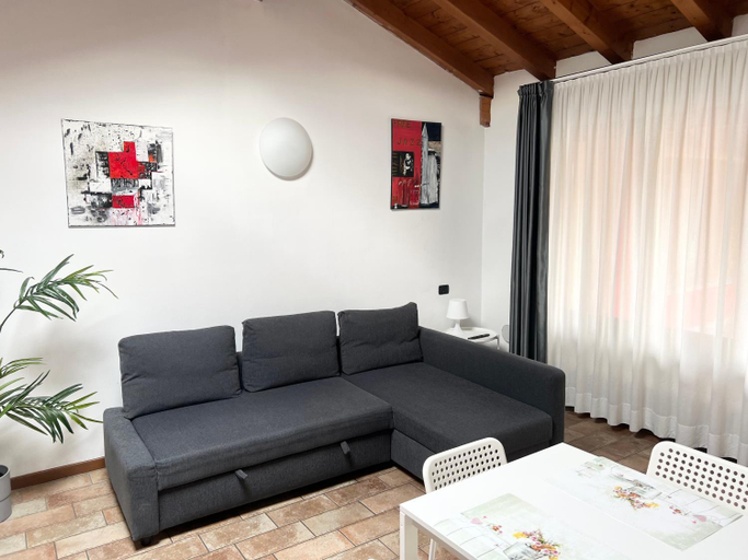 Others 4, Casa Cleopatra, Bergamo
