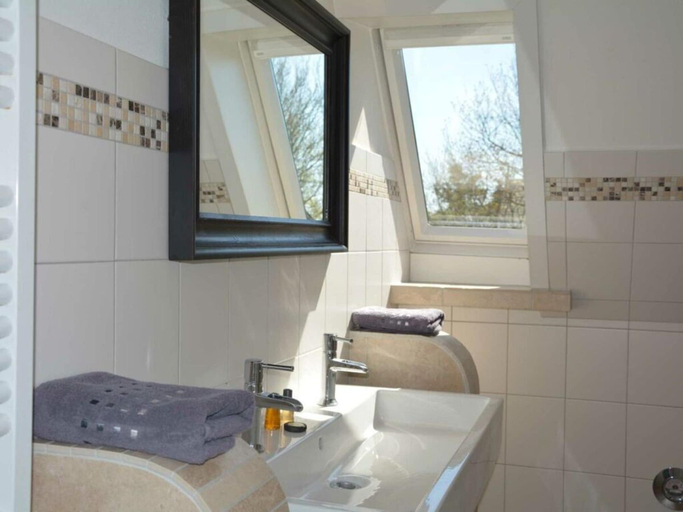Bathroom 2, Island Suite Amrum Comfortable Holiday Residence, Nordfriesland