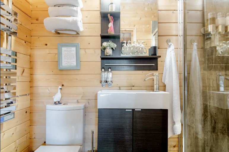 Bathroom, Duck Lodge B&B With Hot Tub, West Sussex