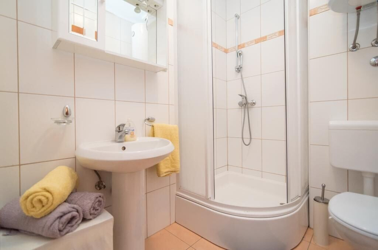 Bathroom 3, Apartments Batinic, Supetar
