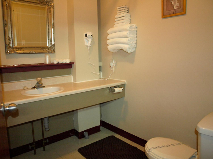 Bathroom 3, Auberge La Vieille École, La Haute-Gaspésie