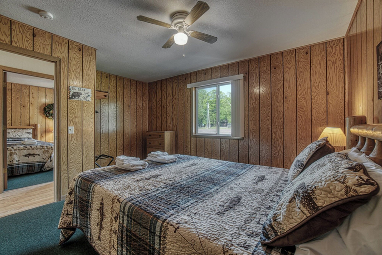 Bedroom 3, Lena's Northern Pines Resort, Price