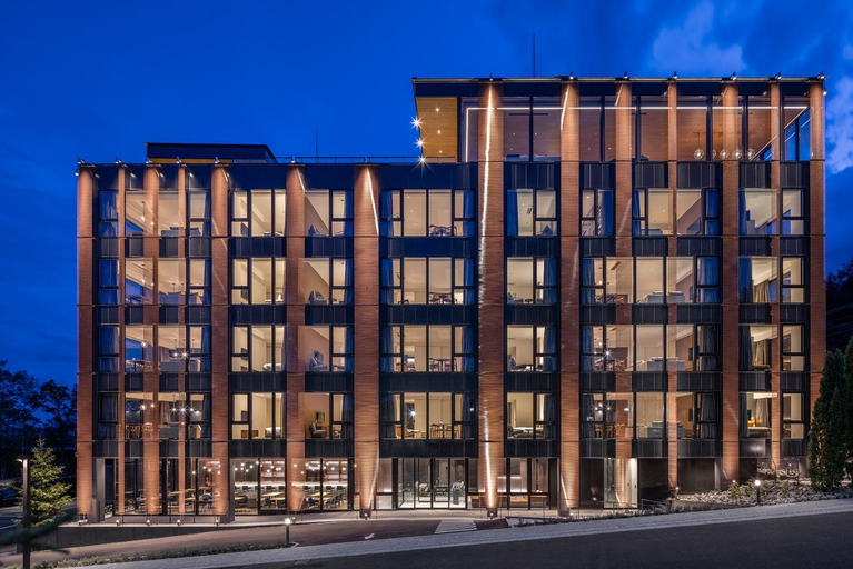 Exterior & Views