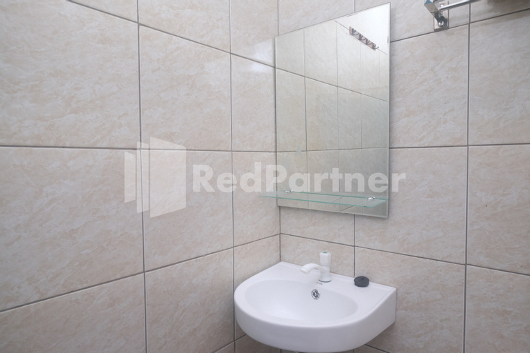 Mutiara Residence Near Simpang Lima Mitra RedDoorz - Tap to explore photos