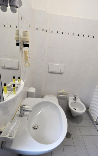 Bathroom 4, Eden Park, Ancona