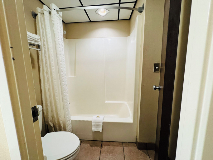 Bathroom 4, Hometown Inn & Suites, Washington
