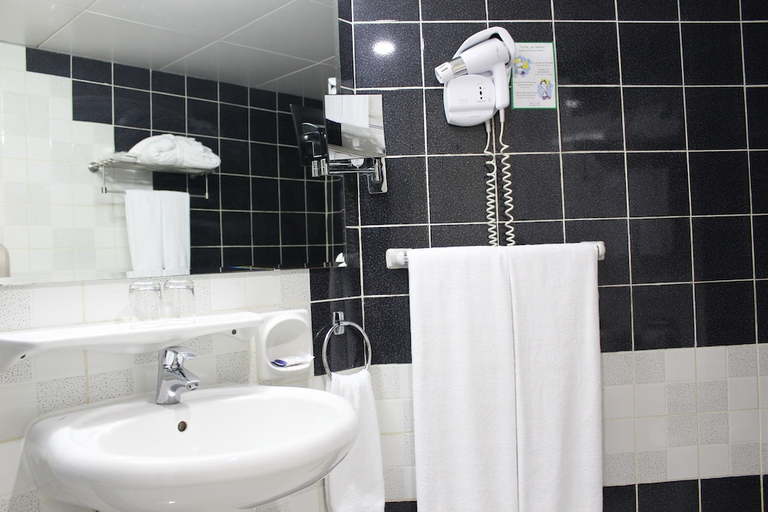 Bathroom 4, Al Diar Dana Hotel, Abu Dhabi City