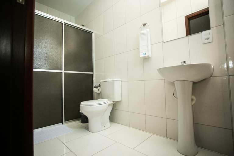 Bathroom 2, Hotel Folley, Toledo