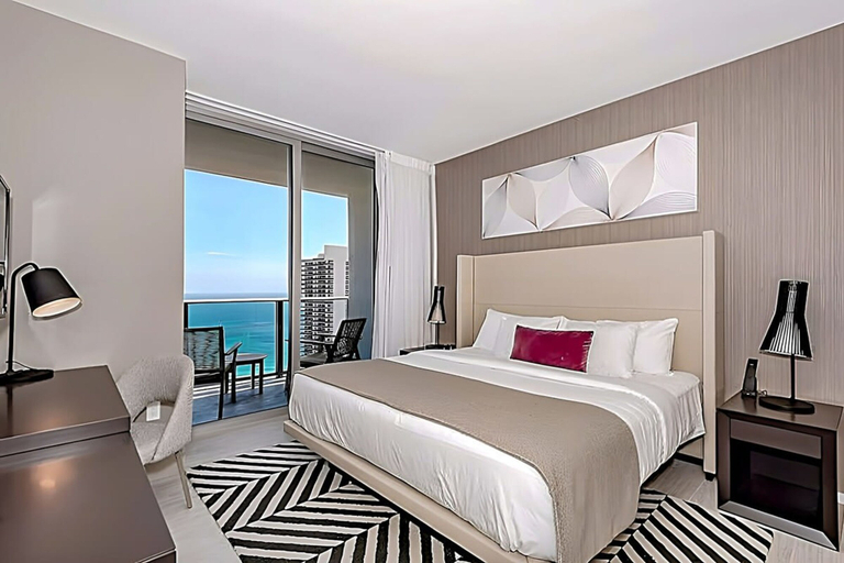 Room 3, Oceanfront Balcony Enjoy Endless Views Hot Tub, Broward