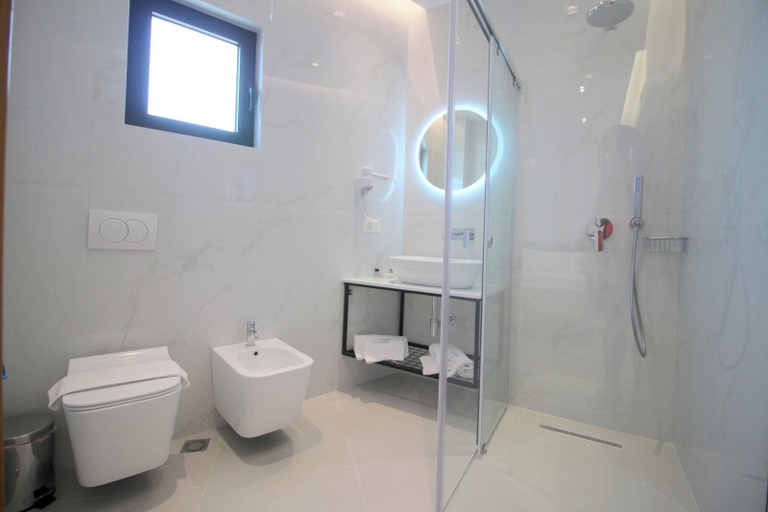 Bathroom 4, Hotel Strora, Sarandës