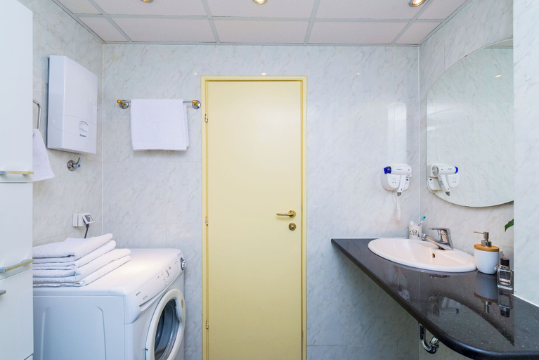 Bathroom 2, Apartment Reale, Dubrovnik
