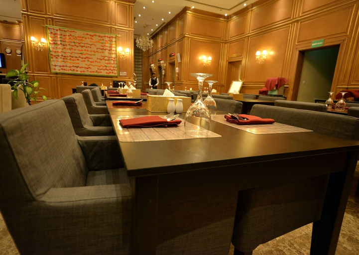 Food & Drinks 5, Strato Hotel By Warwick, Doha