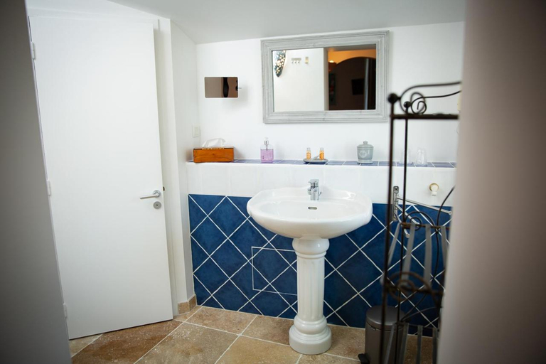 Bathroom 3, Le Clos de la Tuilière, Drôme