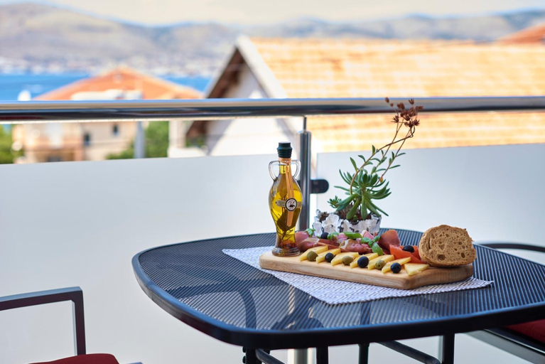 Food & Drinks, Apartments Marija, Okrug