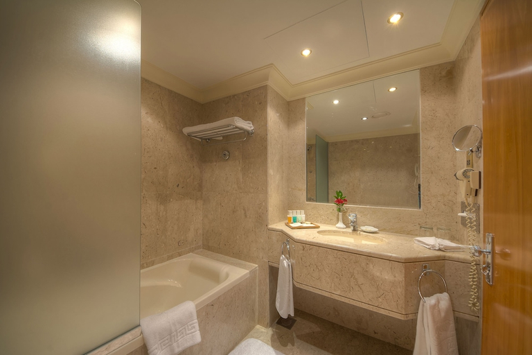 Bathroom 5, Dubai Marine Beach Resort & Spa, Dubai