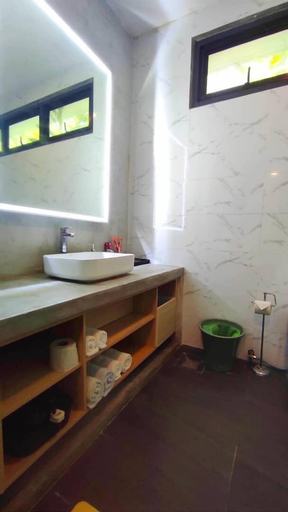 Bathroom 14