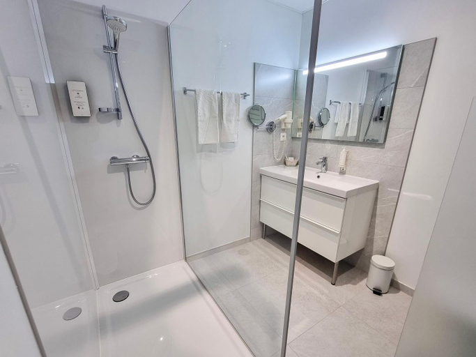 Bathroom 3, Hotel Cardinal, Liège
