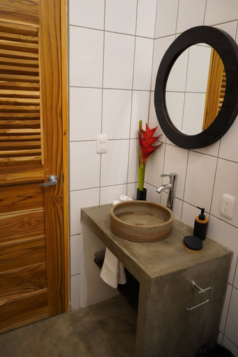 Bathroom 4, Hotel Kraken, Tola