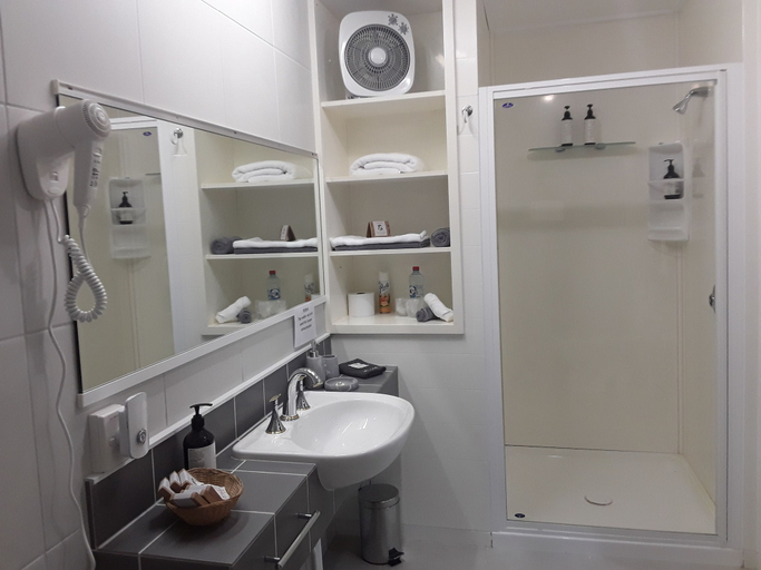 Bathroom 5, Te Popo Gardens Rural Retreat, Stratford