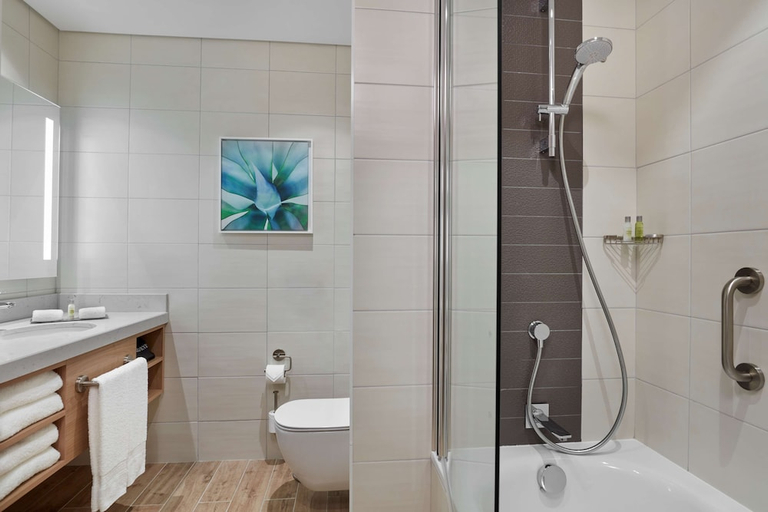 Bathroom 5, Hilton Garden Inn Kuwait