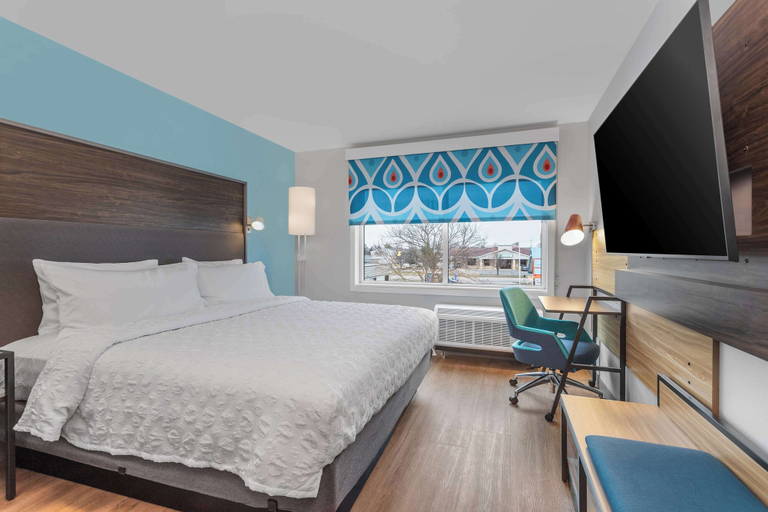 Bedroom 3, Tru By Hilton Janesville, Rock