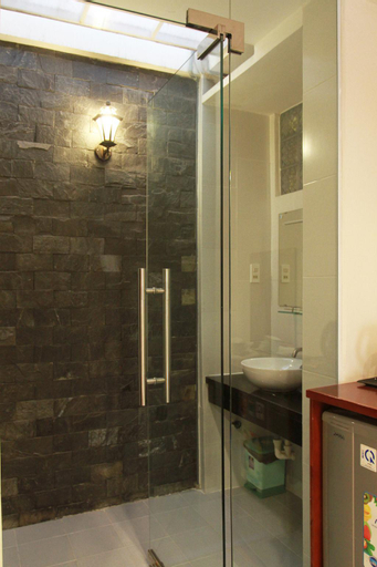 Bathroom 14