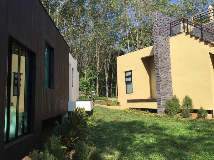 Exterior 4