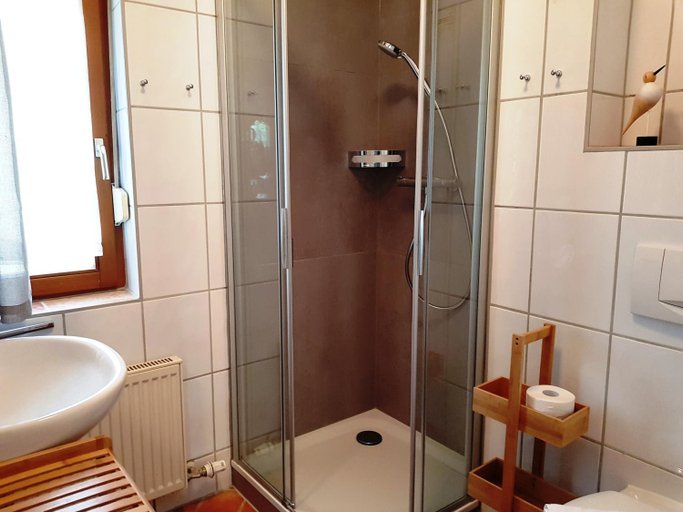 Bathroom 2, Ferienwohnung Monchgut 1 mit Wintergarten und Terrasse, Vorpommern-Rügen