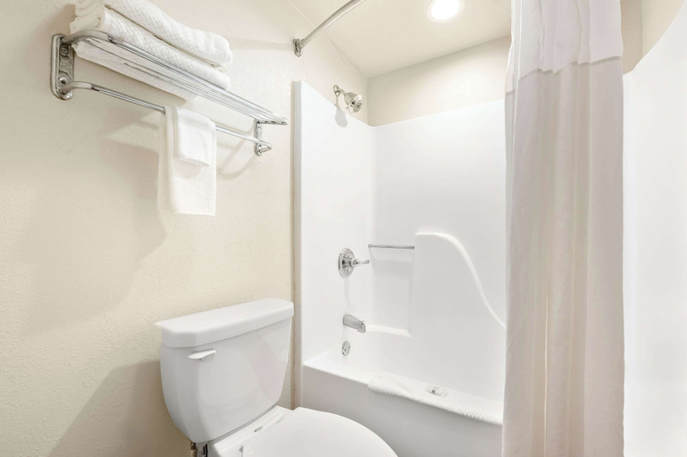 Bathroom 5, Quality Inn Pelham I-65 exit 246, Shelby